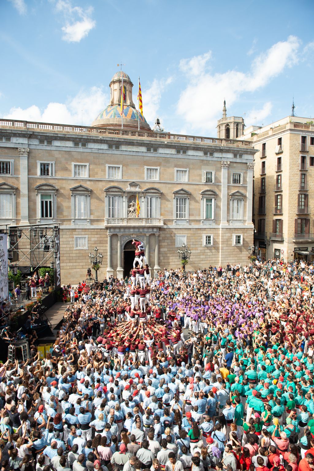 Vista en altura de la plaça de Sant Jaume durant la Diada Castellera de la Mercè. La Colla Castellera Jove de Barcelona carregant un castell.