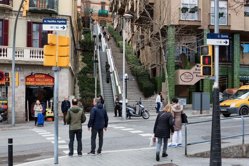 Avinguda de la República Argentina amb el carrer de Roma amb les escales mecàniques de pujada al costat de les escales convencionals