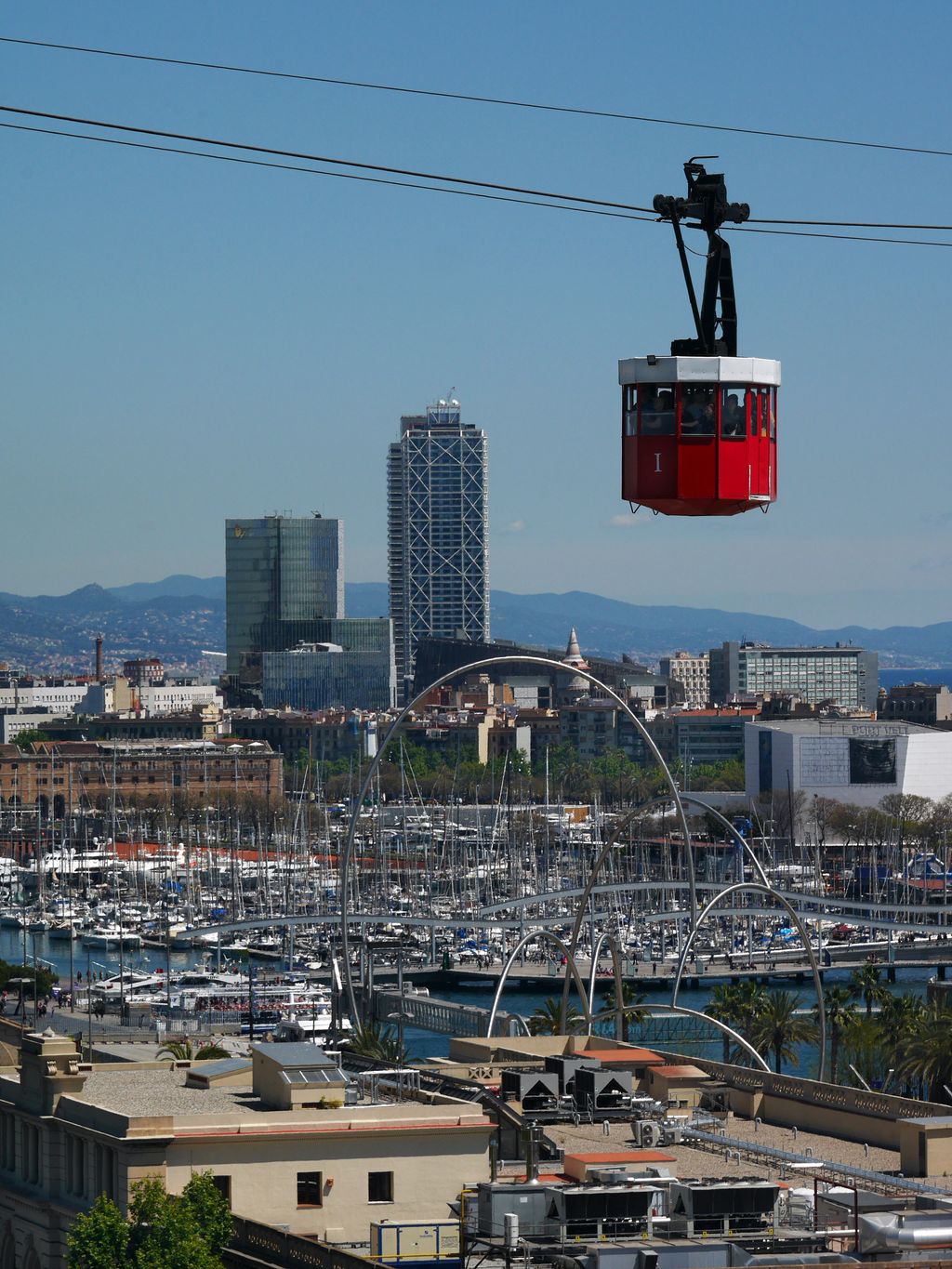Teleférico de Montjuïc. Vistas del Port Vell y el Hotel Arts al fondo