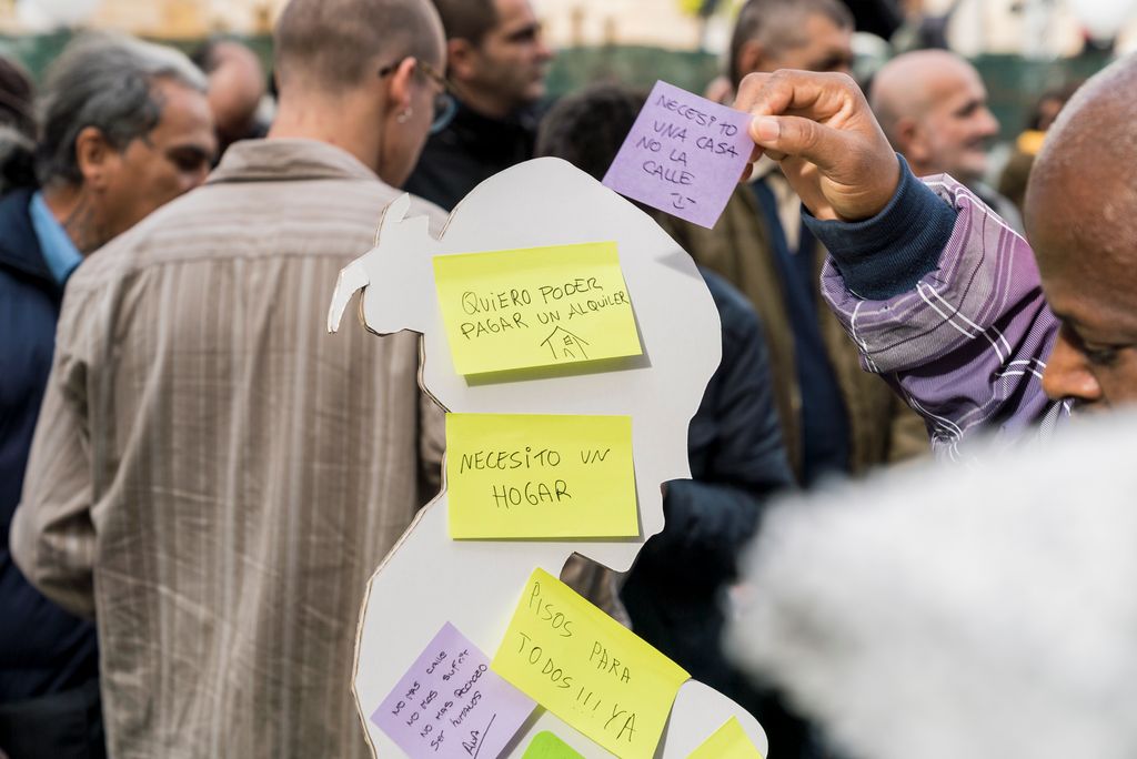 Figures de cartró amb notes adhesives amb comentaris dels assistents