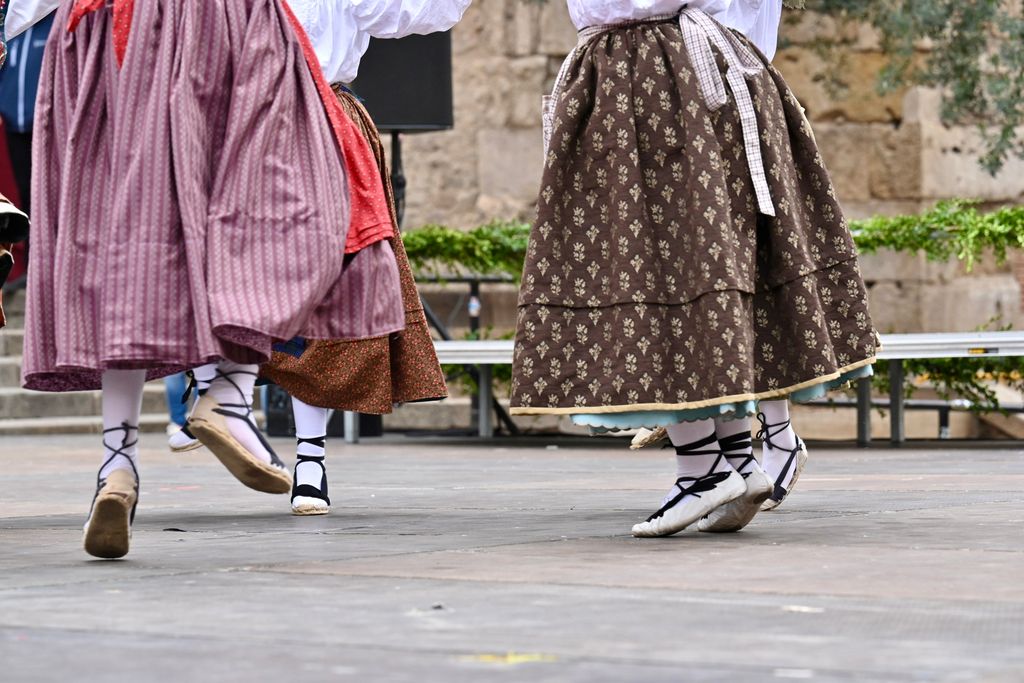 Detall de les dansaires durant la Mostra d'Esbarts Dansaires Infantils i Juvenils a l'avinguda de la Catedral amb motiu de Santa Eulàlia