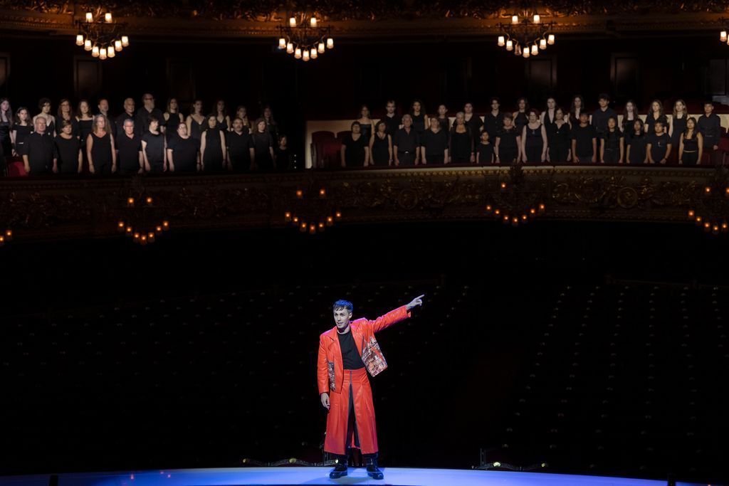 Joan Sáez, caracteritzat per a l’ocasió, cantant durant la representació de l’òpera ‘La Gata Perduda’ del projecte europeu TRACTION al Gran Teatre del Liceu. Al seu darrere, el cor amateur del barri del Raval cantant.