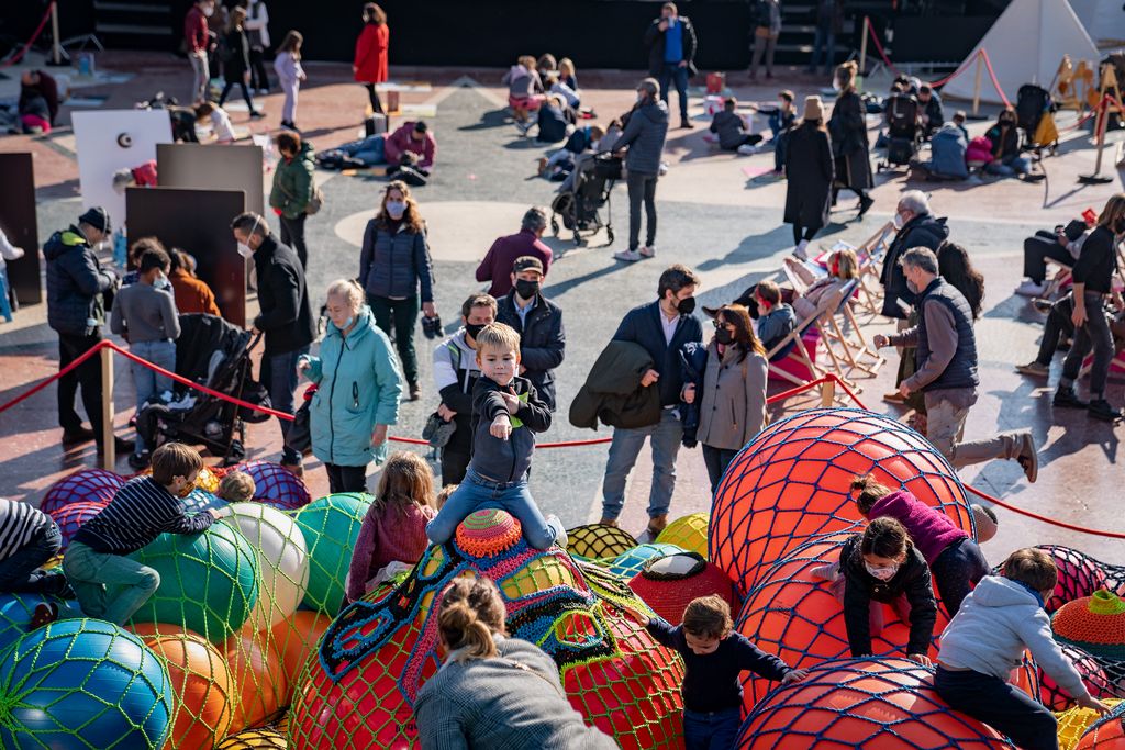 Nens saltant en un recinte amb boles i pilotes de totes les mides en una de les activitat del Festival de Nadal