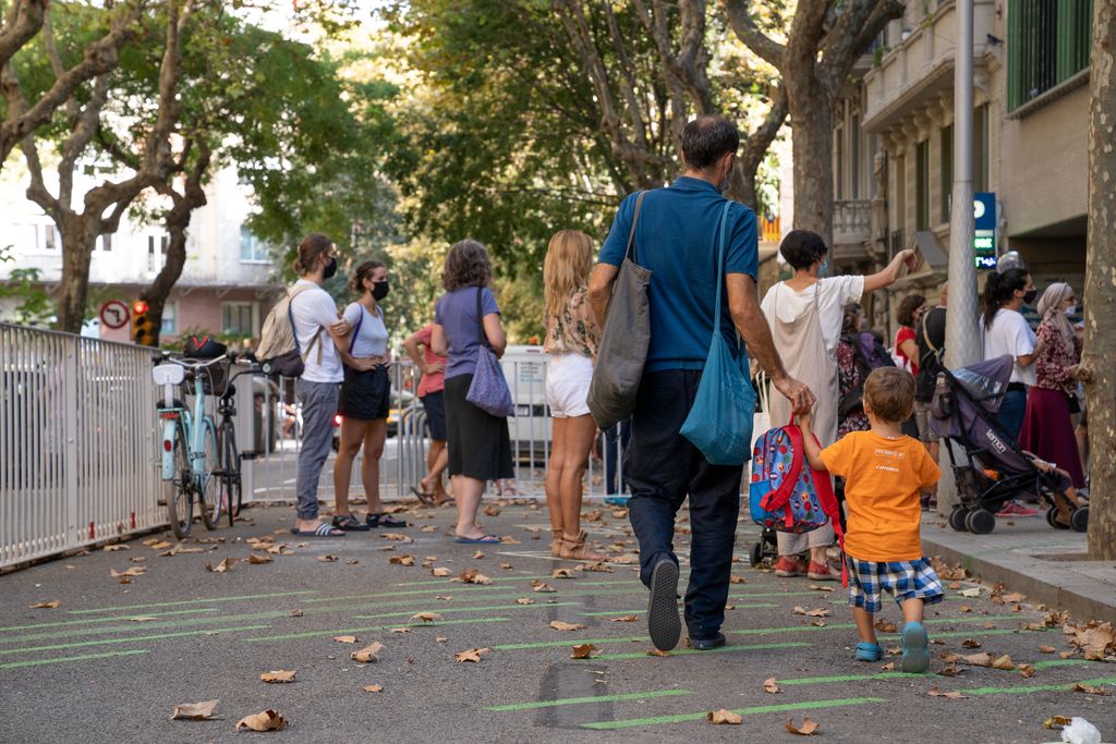 Pares esperant la sortida dels nens de l’Escola l’Univers a la zona pacificada davant del col·legi