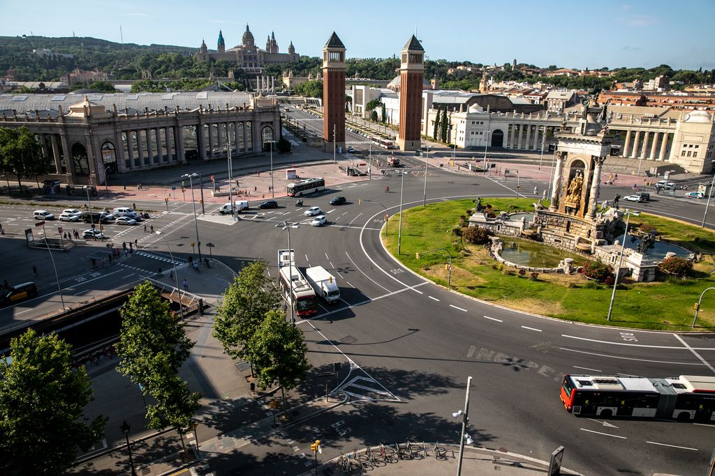 Vista parcial de la plaça d'Espanya des de les Arenas amb la muntanya de Montjuïc al fons. Hi ha pocs vehicles circulant per la plaça i la Gran Via de les Corts Catalanes