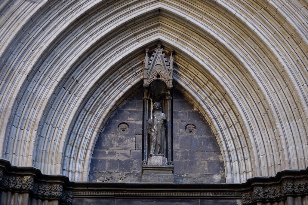 Portal de Sant Iu. Timpà i arquivoltes