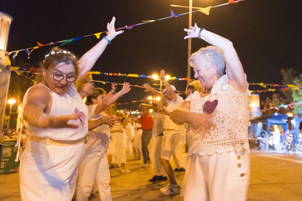 Un grup de persones balla sevillanes a la rambla del Carmel
