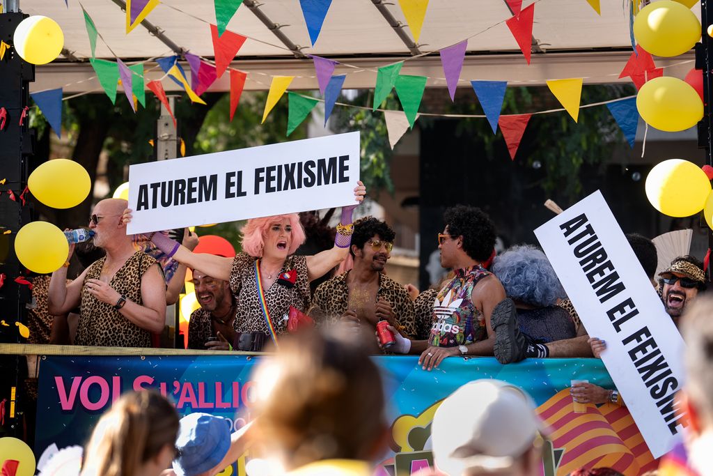 Brigitta, a la carrossa Allioli mostrant un cartell d’Aturem el feixisme durant la manifestació del Pride! 2023.