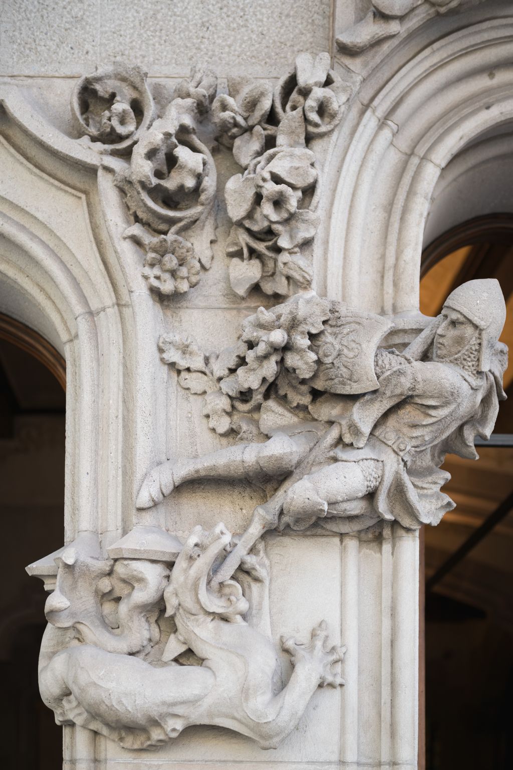 Façana de la Casa Amatller on apareix Sant Jordi matant el drac