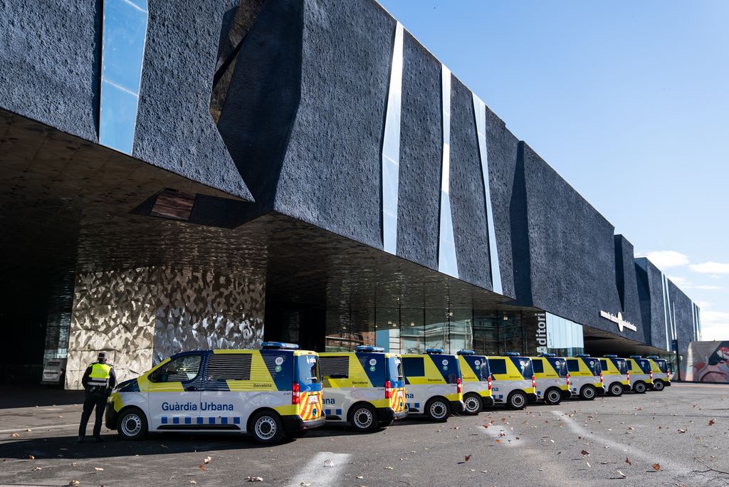 Nuevas furgonetas eléctricas de la Guardia Urbana en la entrada del Museo de Ciencias Naturales de Barcelona.