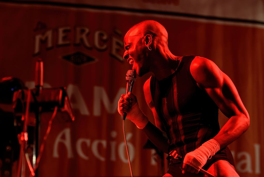 Un dels cantants actuant durant el concert "Egosex" dins del "BAM - Barcelona Acció Musical" a la Casa de l'Aigua amb motiu de la Mercè 2020