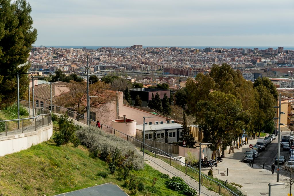 Vista des del passeig del Bosc de Roquetes de l’Institut Escola Antaviana a Nou Barris on s’han construït espais polivalents i comunitaris, amb la possibilitat d’obrir-los a la resta del veïnat.