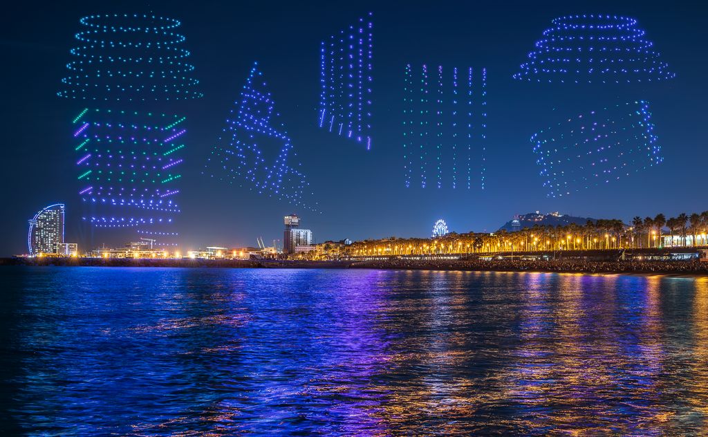 Espectáculo de drones Geometrics x200 en la playa de la Barceloneta