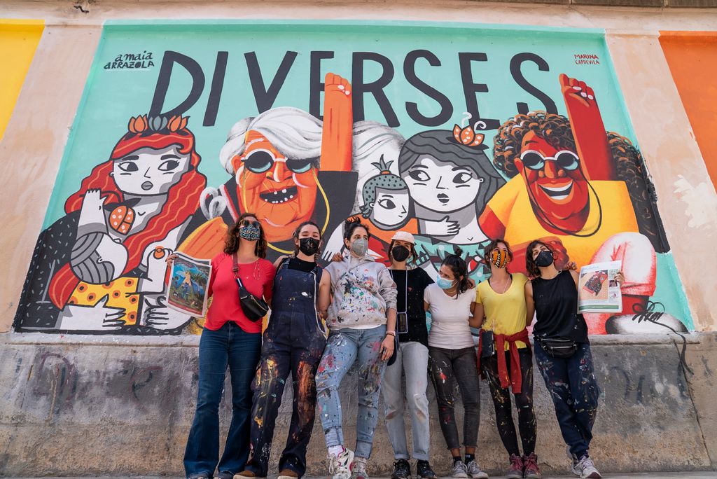 Les il·lustradores Lola Vendetta, María Pichel, Amaia Arrazola, Vicky Cuello, Carolina Monterrubio i Marina Capdevila i una de les responsables del diari "Femiñetas" davant d'una part del mural reivindicatiu feminista creat als murs de la Model