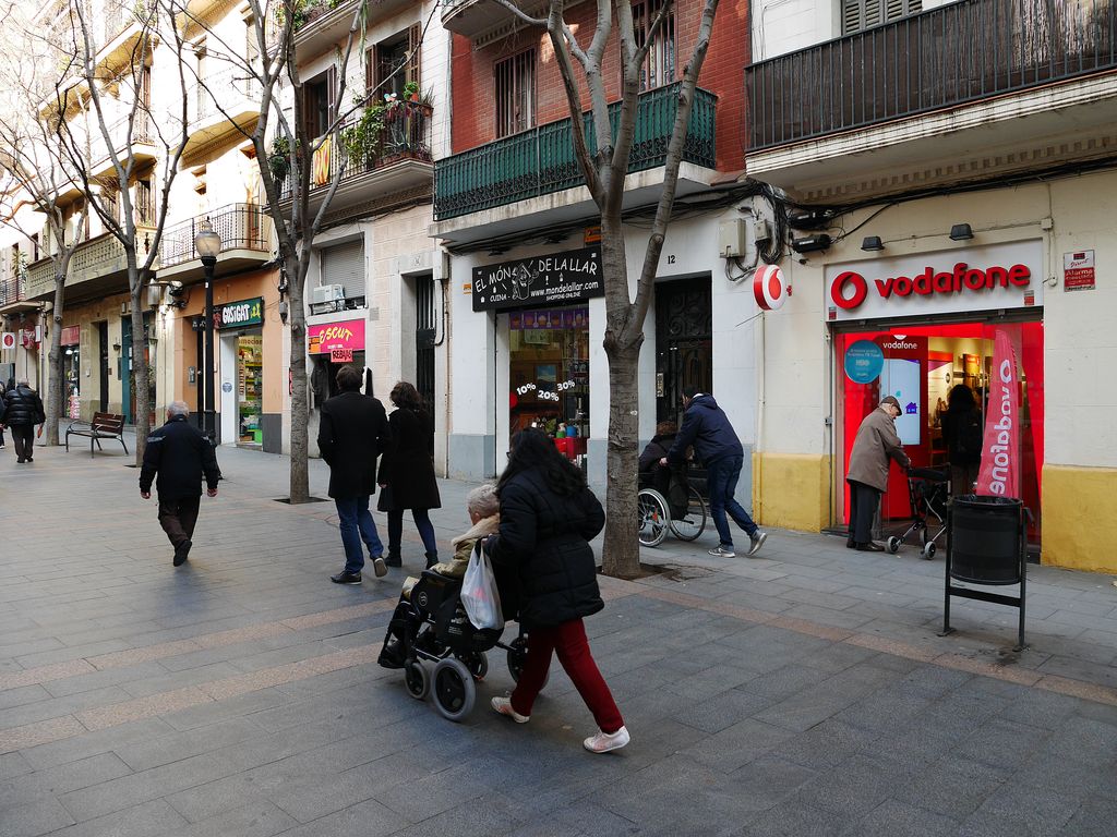 Persones a l'Eix Comercial del Clot