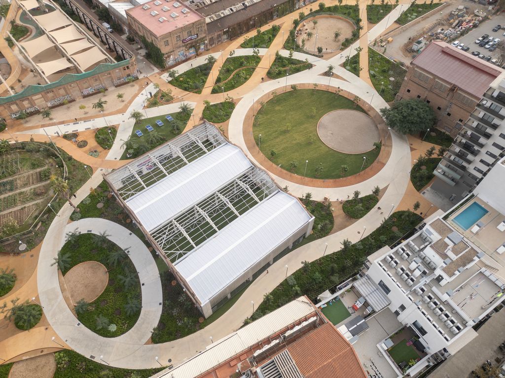 Vista aèria del parc de Can Batlló on es veu l'esplanada central i les pistes esportives.