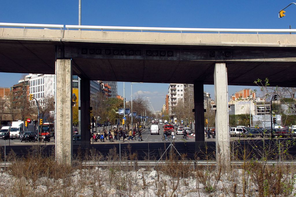 Març 2012. Plataforma elevada de la gran via de les Corts Catalanes i avinguda Meridiana en el tram de la plaça de les Glòries cap al Besòs, vistos des de l’interior del tambor