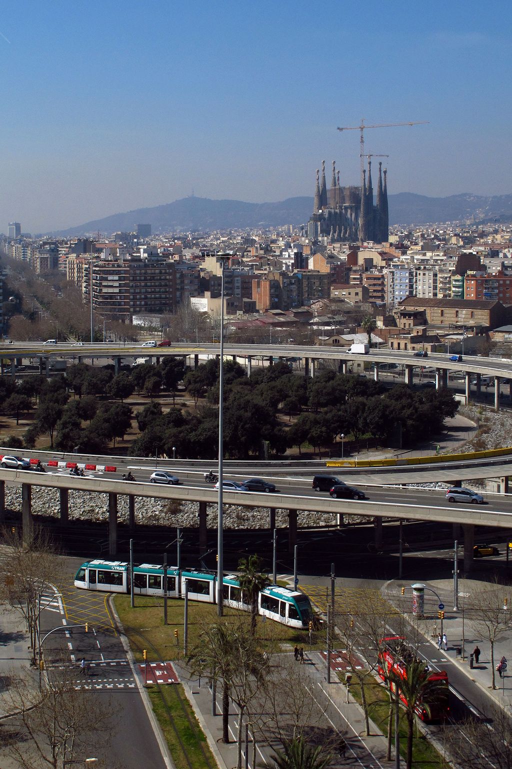 Març 2012. Vista sobre la plataforma elevada de la gran via de les Corts Catalanes a l’altura de plaça de les Glòries, costat del Besòs, a l’inici de les obres de desmuntatge del tambor amb el tramvia passant per l’avinguda Diagonal