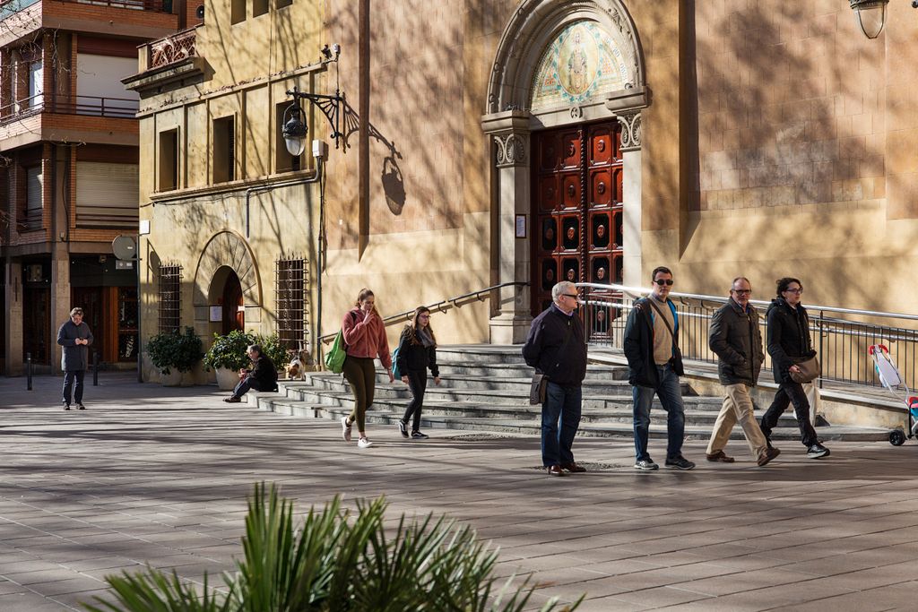 Personas paseando por la Plaza de la Concòrdia