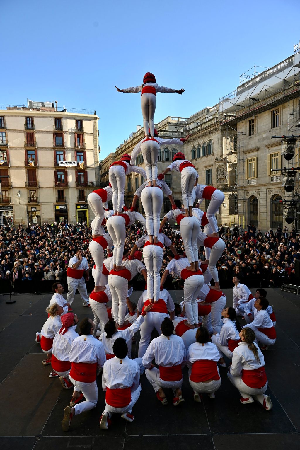 Construcción de una figura de los Falcons de Barcelona en la plaza de Sant Jaume con motivo de Santa Eulàlia