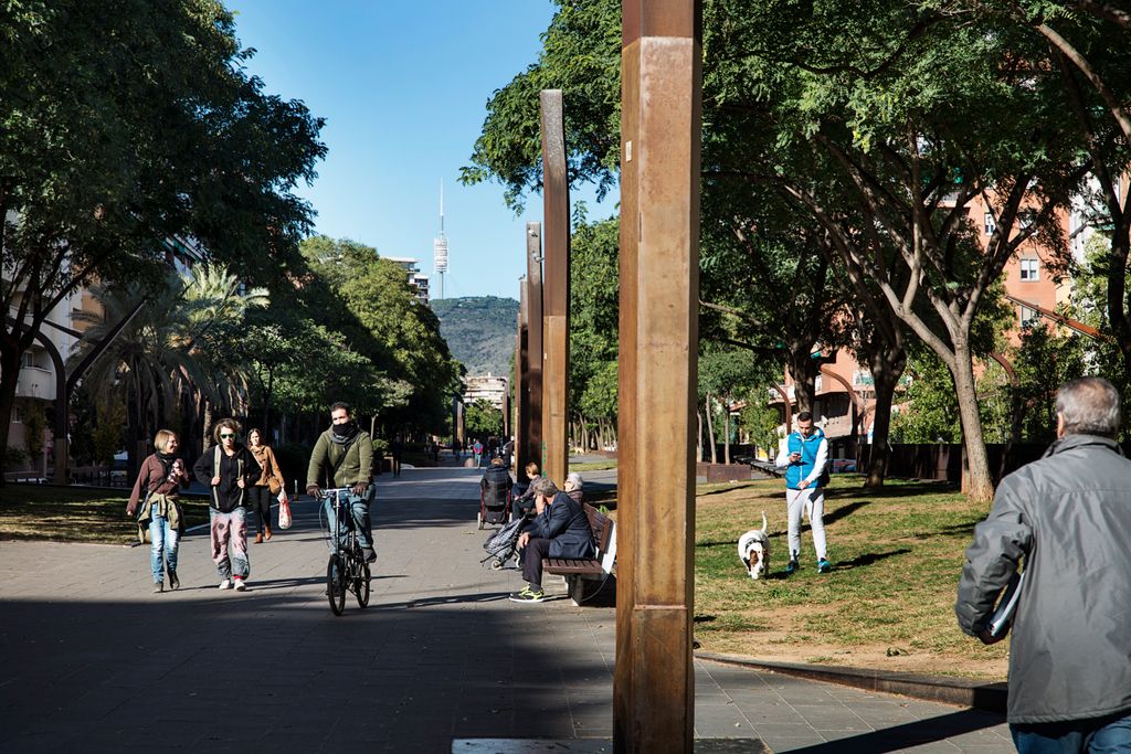 Persones passejant per la Rambla de Badal
