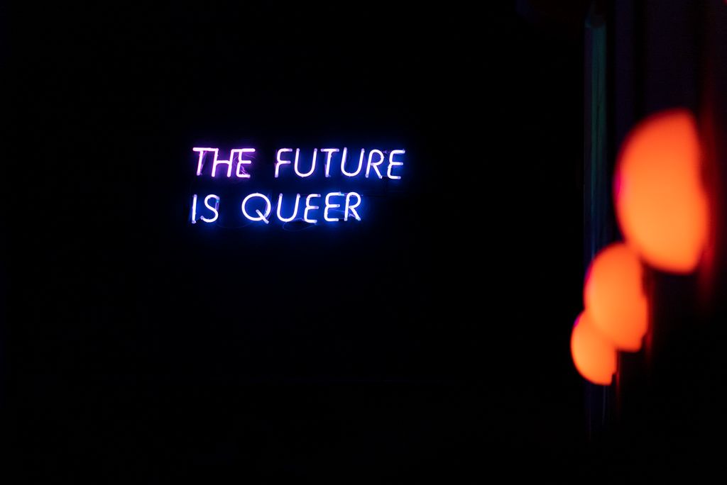 Proyección del lema “The future is queer”, en el Candy Darling Bar