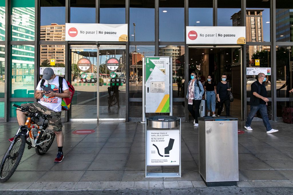 Gent sortint de l'estació de Sants per la sortida de la plaça dels Països Catalans