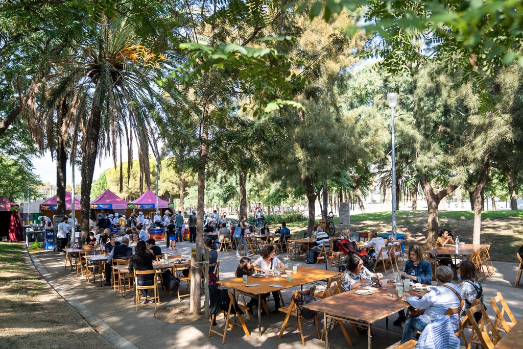 Persones menjant durant el dinar de reaprofitament del Dia Mundial de l'Alimentació Sostenible al Parc de la Barceloneta