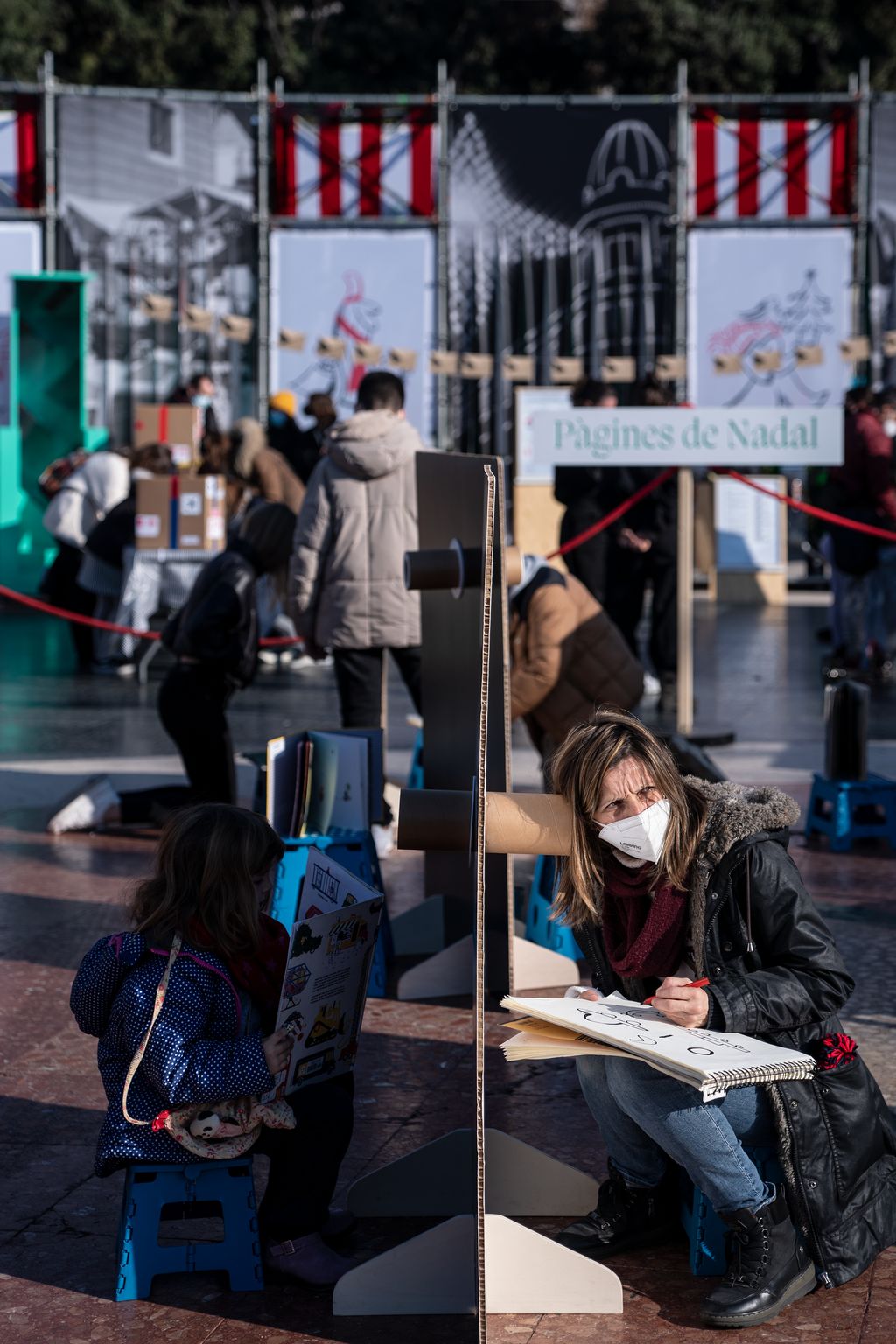 Una mare i la seva filla juguen en una de les activitats familiars del Festival de Nadal