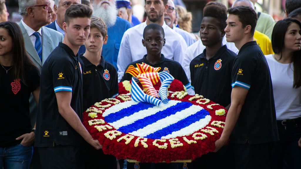 Ofrena floral del Real Club Esportiu Espanyol portada per un grup de nens