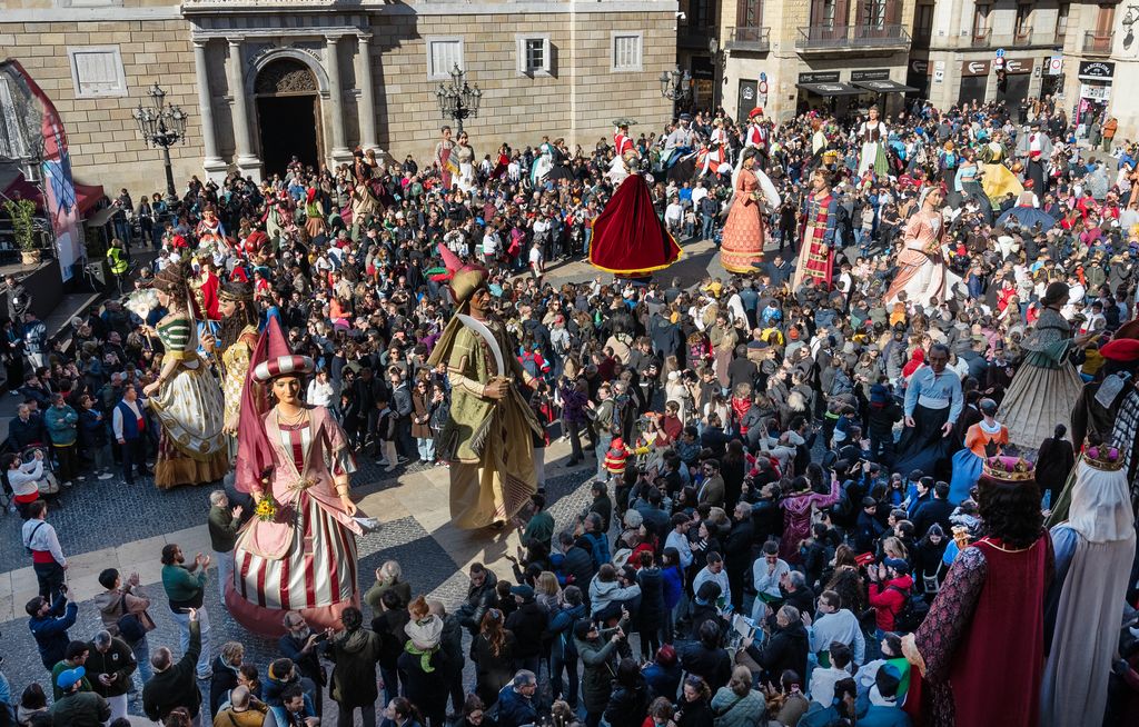 Ball d'alguns gegants de la ciutat a la plaça de Sant Jaume amb motiu de la festa de Santa Eulàlia. Entre ells: els gegants del Pi, els gegants de la Ciutat i la Gegantona Laia