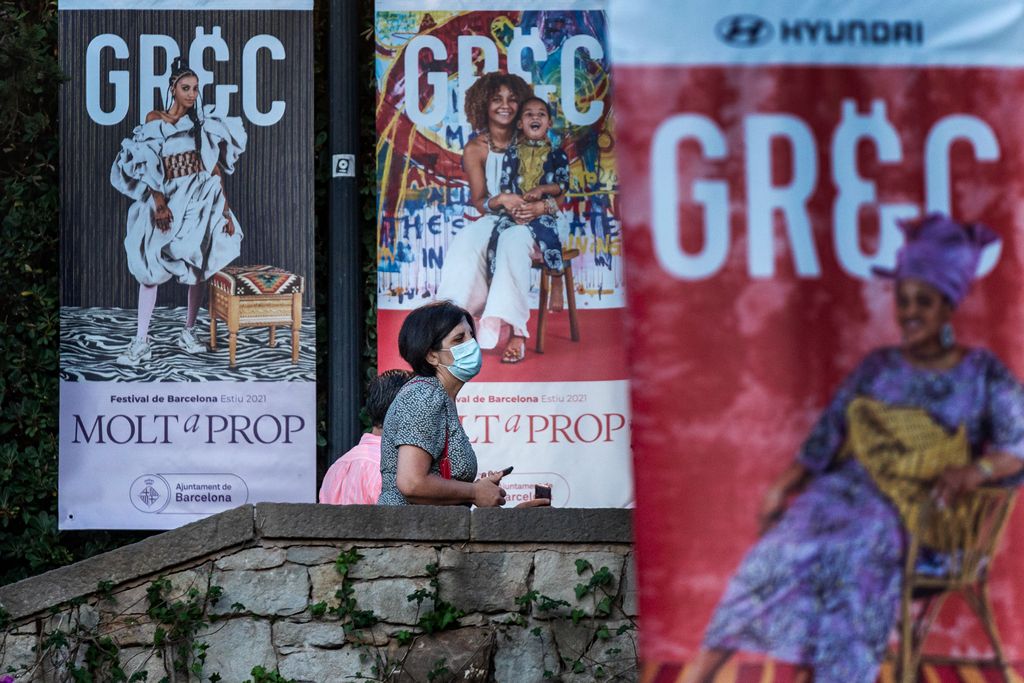 Una dona es dirigeix a l’entrada del Teatre Grec per veure l’estrena de l’obra “Carrer Robadors”, que inaugura el Grec