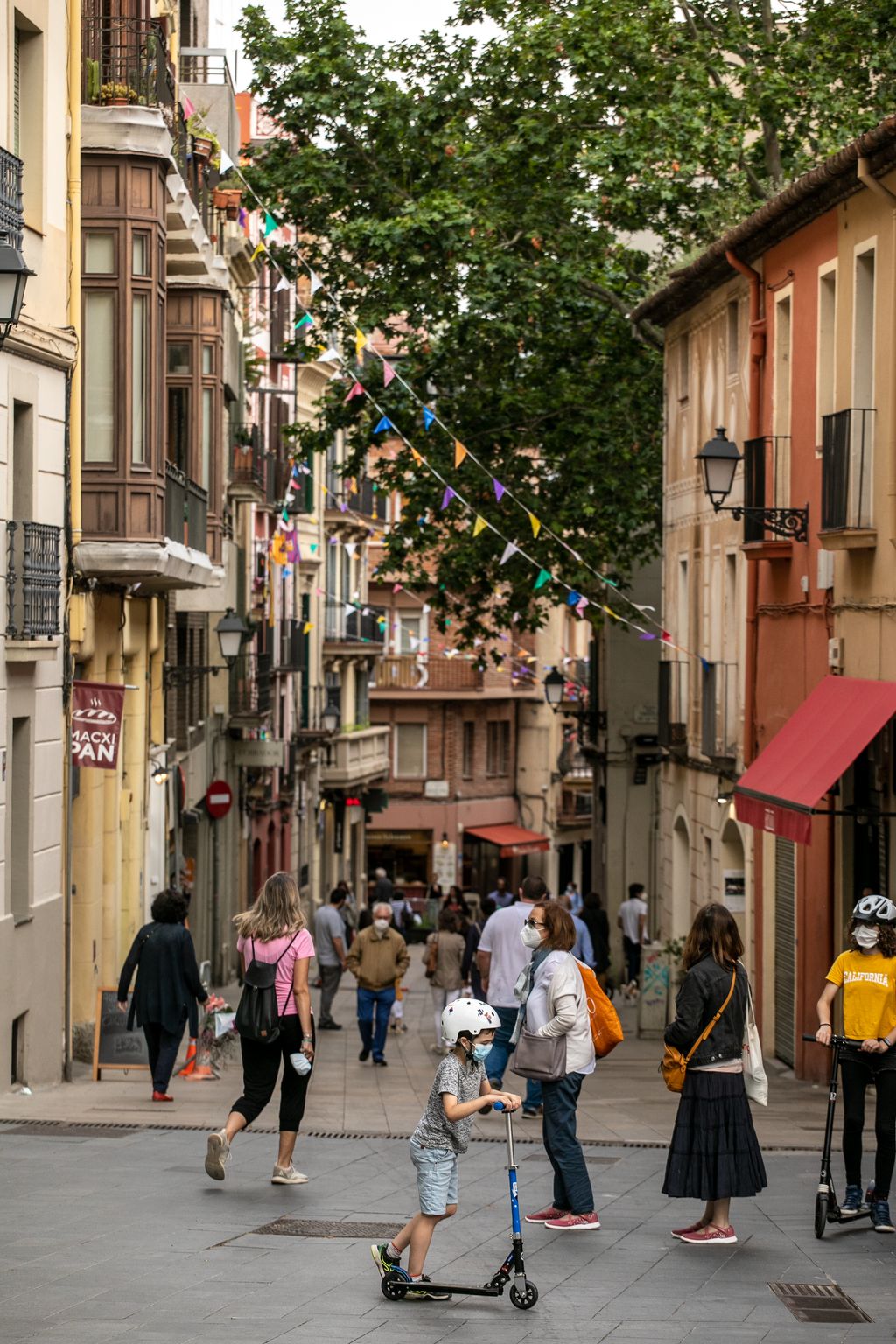 Gente camina y va a la compra por la calle Major de Sarrià