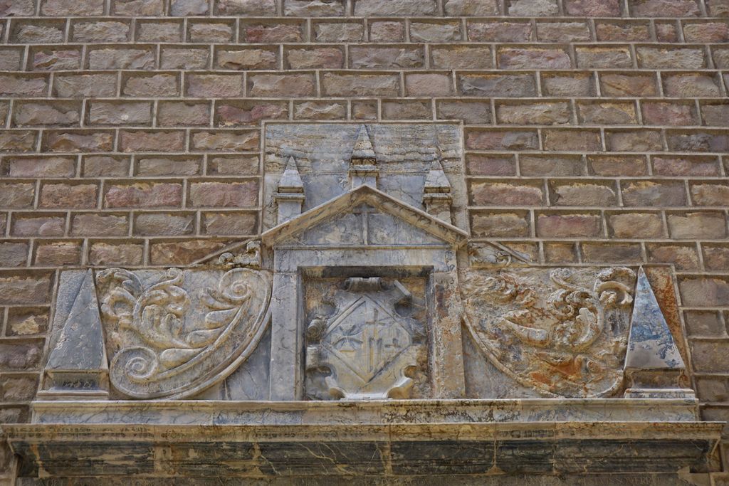 Casa de Convalescència. Decoració escultòrica de la porta