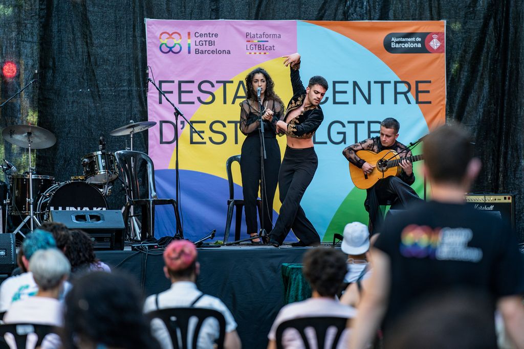 Actuació de la "cantaora" Lídia Mora amb el  "bailaor" Rubén Heras durant la Festa d’Estiu del Centre LGTBI, acompanyats pel guitarrista Jero Férec