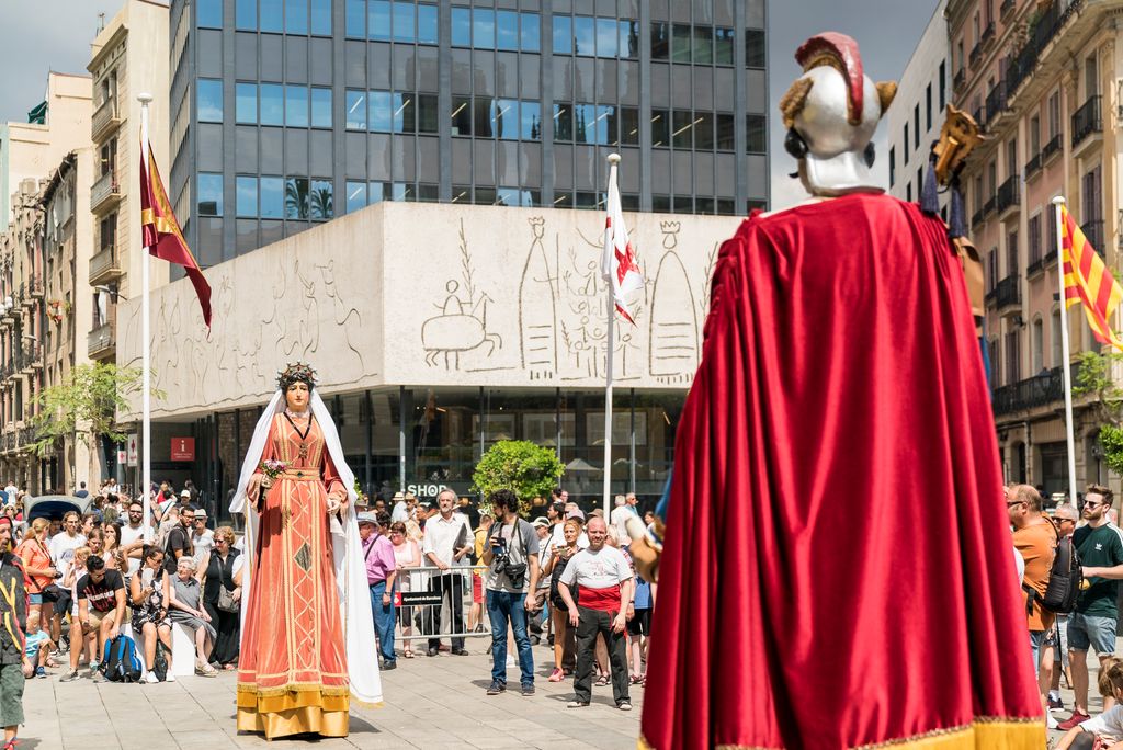 Ball dels Gegants nous de Sant Roc de la Plaça Nova davant del COAC