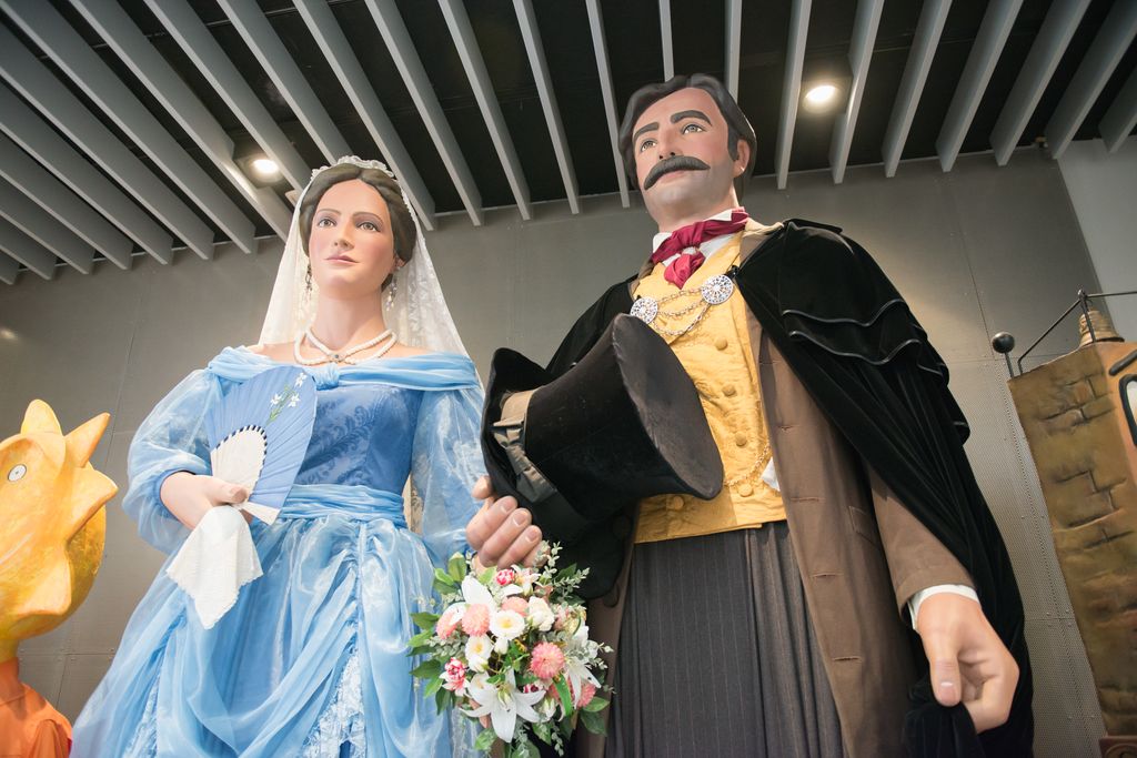 Gegants de Gràcia a la seu del Districte.