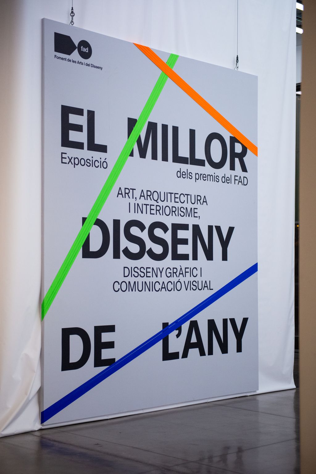 Gràfica de l’exposició El millor disseny de l’any a l’interior del museu Disseny Hub.