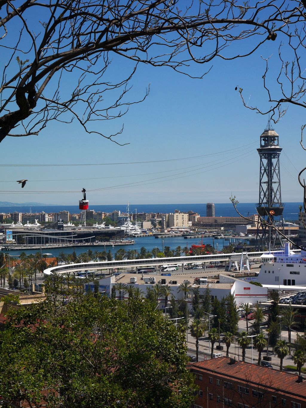 Telefèric de Montjuïc. Vistes del port amb la Torre de Jaume I