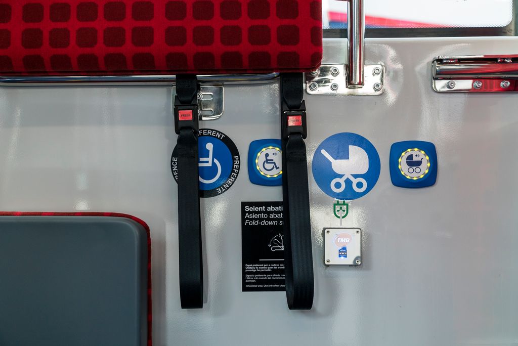 Zona interior del bus elèctric reservada per cadires de rodes i cotxets infantils