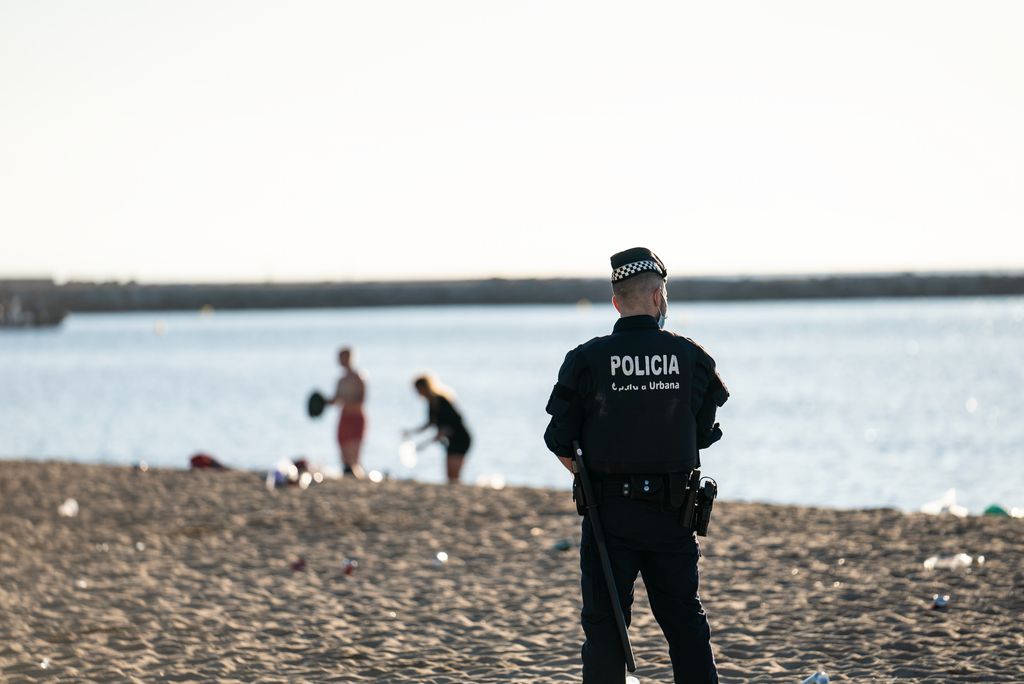 Agent de la Guàrdia Urbana durant el desallotjament de la platja del Bogatell previ al dispositiu especial de neteja amb motiu de la revetlla de Sant Joan