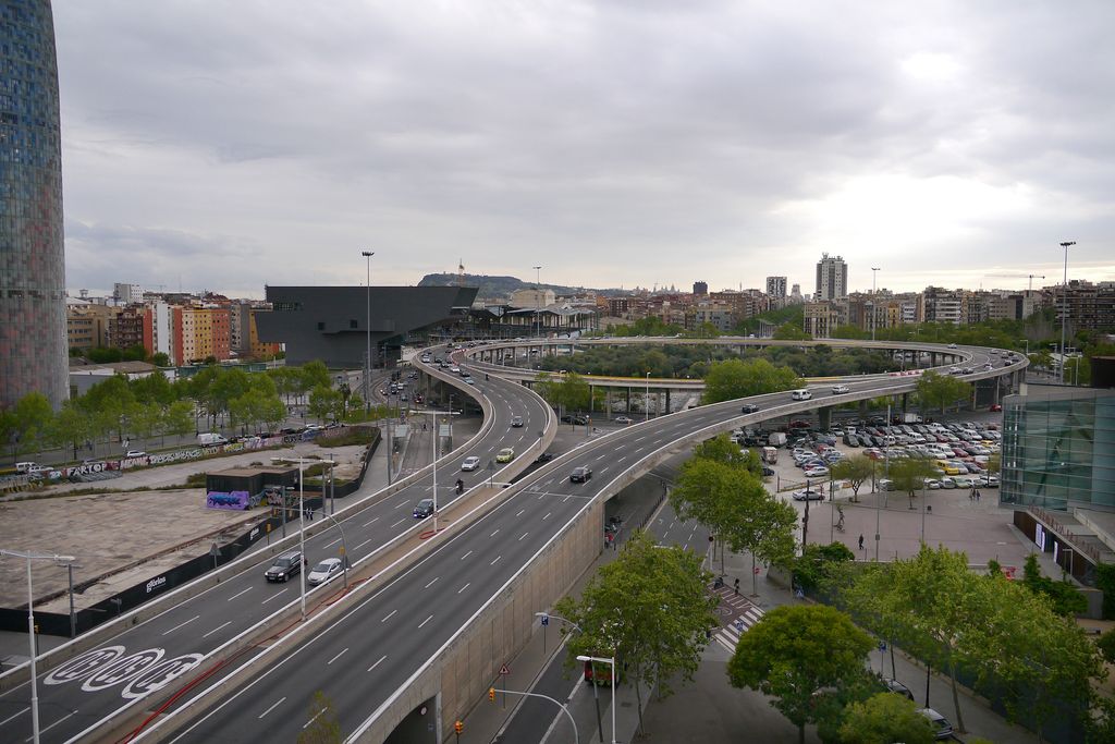 Abril 2013. Vista de la gran via de les Corts Catalanes al pas elevat per la plaça de les Glòries Catalanes un cop desmuntat el tambor