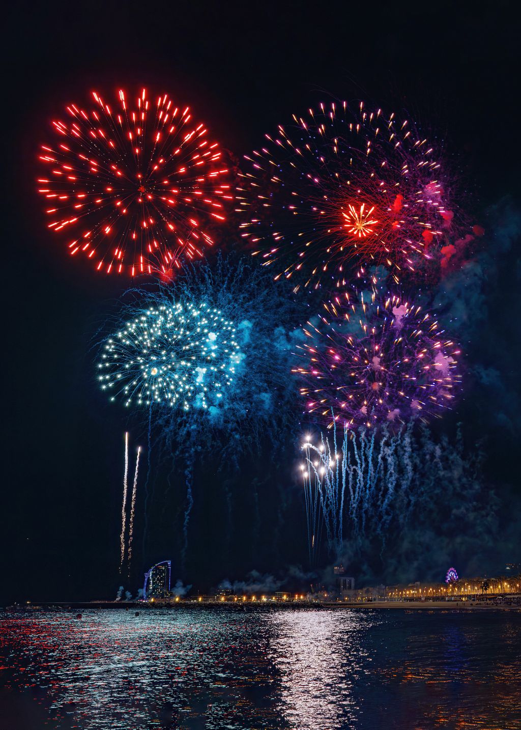 Focs artificials a la platja de la Barceloneta durant el XXIV Festival Pirotècnic Internacional