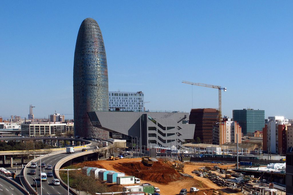 Març 2012. Plaça de les Glòries amb la gran via de les Corts Catalanes en plataforma elevada amb el tambor