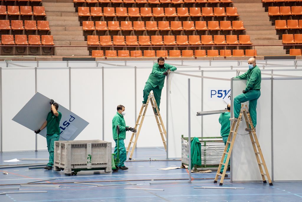 Treballadors retirant l'emplafonat del Pavelló Salut Vall d'Hebron