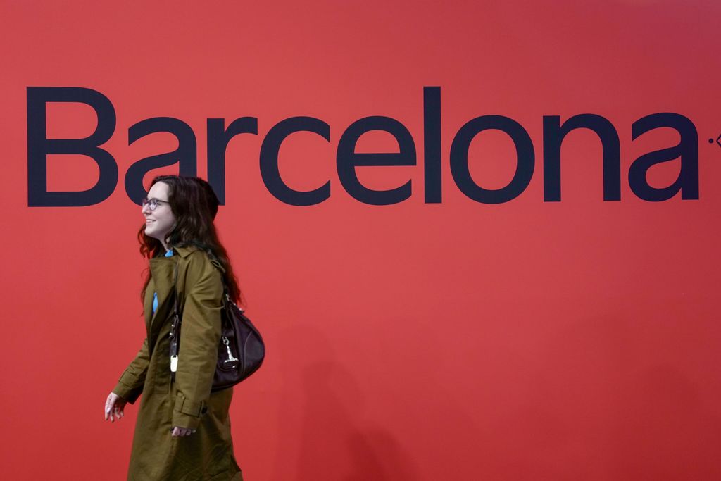 Cartell amb el logo oficial de Barcelona a l’Smart City Expo World Congress 2025, amb una persona passant pel mig