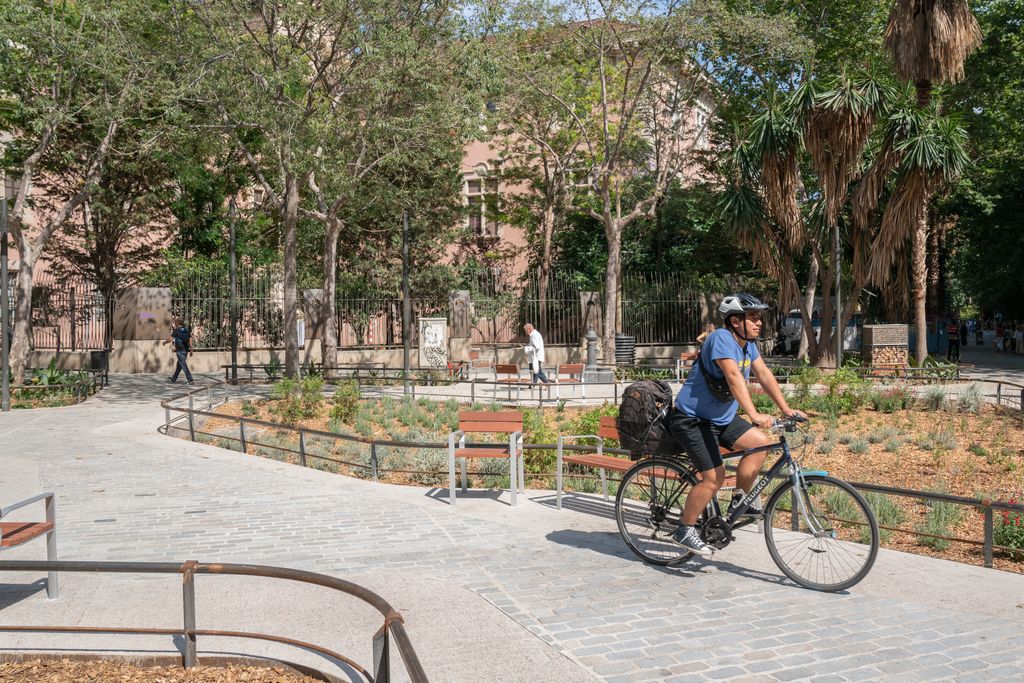 Un home creua en bicicleta l’eix verd de l’encreuament de Consell de Cent amb Enric Granados.