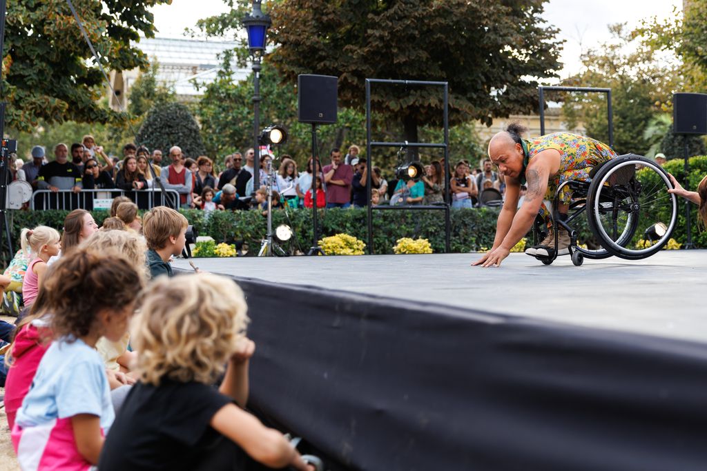 Moment de l’espectacle 'Stopgap Dance Company: Frock', dins del MAC Festival a l’espai del parc de la Ciutadella amb una ballarina amb diversitat funcional