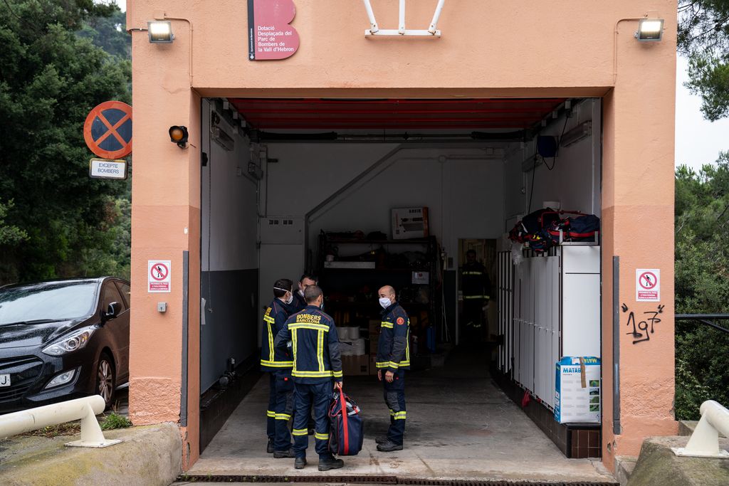 Edifici per a la dotació desplaçada del parc de Bombers de la Vall d'Hebron al parc de Vallvidrera. Al seu interior conversen 4 bombers