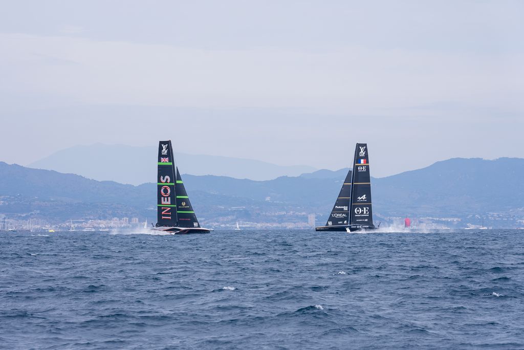 El veler de l'equip francès i el del Regne Unit navegant pel Port de Barcelona